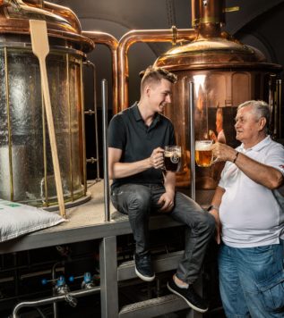VAŘENÍ PIVA SE SLÁDKY PIVOVARU U SUPA – Jak to vlastně celé bylo a je? A jak vaří pivo v jednom z nejlepších pražských minipivovarů? Už víte, že suroviny bereme od nejlepších dodavatelů. Kde se ale bere slad, kde chmel a jaký? Už jste viděli naši unikátní prosklenou varnu? Jak v ní vaříme pivo? Dáme si také ochutnávku piv a zavedeme vás do našeho podzemí, kde pivo leží. Pro milovníky piva je tento kurz nezbytnost!